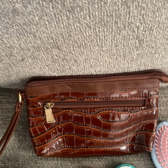 Brown Crocodile Pattern Clutch with Skincare Set - Picture 2 of 6